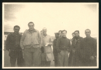 Francisco Escudero (a la derecha) con unos compañeros en un campo de concentración franquista